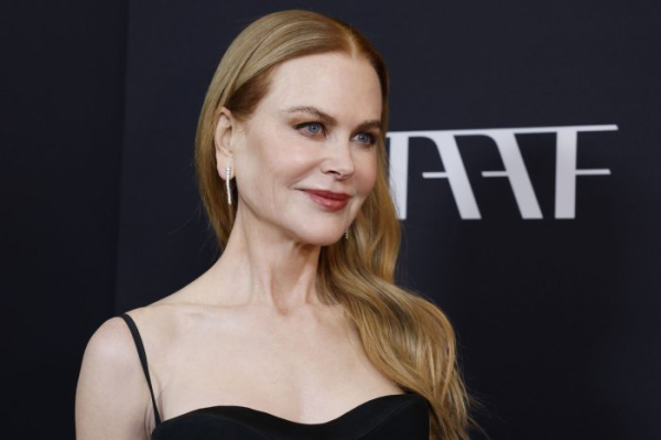 Nicole Kidman wears backless dress at 'Expats' premiere