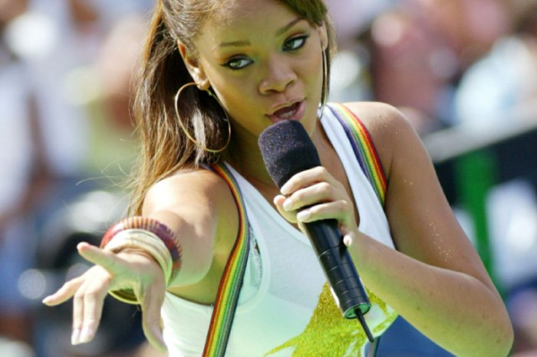 Rihanna introduces first official 'Smurfs' trailer