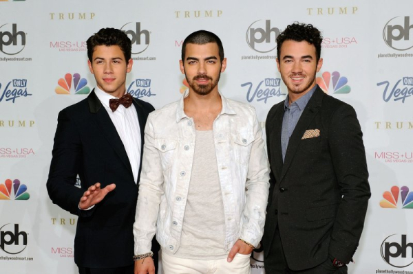 Jonas Brothers appear in 'Very Jonas Christmas' photos