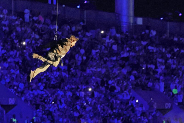 Tom Cruise clings to plane 8,000 feet up in 'Mission: Impossible' featurette
