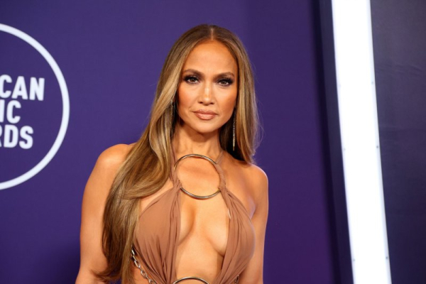 Jennifer Lopez sings and dances in 'Kiss of the Spider Woman' trailer