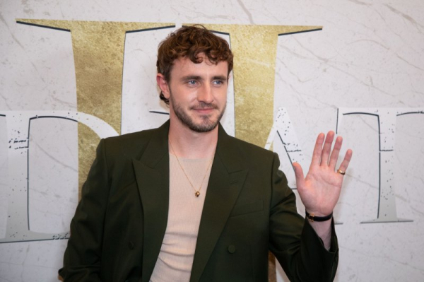Paul Mescal writes 'Hamlet' in 'Hamnet' trailer