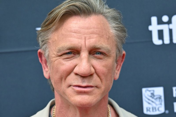 Daniel Craig solves 'a classic impossible crime' in 'Wake Up Dead Man'