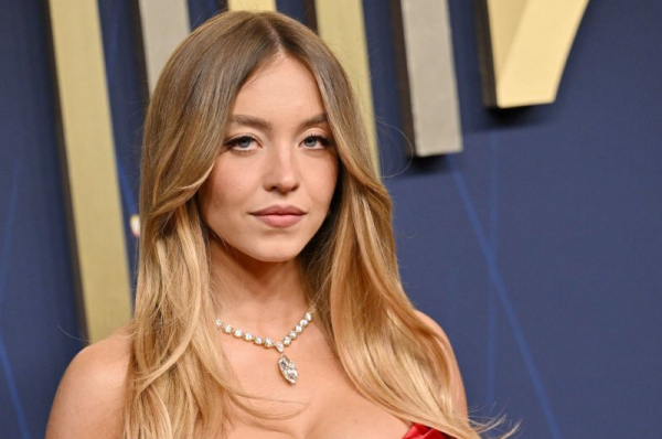 Sydney Sweeney joins Amanda Seyfried's perfect family in 'Housemaid' trailer