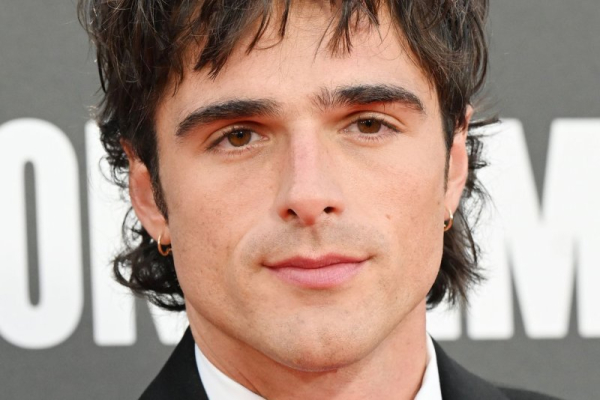 Jacob Elordi returns for Margot Robbie in 'Wuthering Heights' trailer