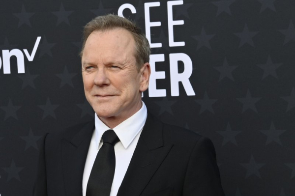 Kiefer Sutherland pays homage to viral video in 'Tinsel Town'