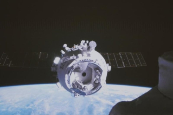 New capsule docks at space station, preventing Chinese astronauts' stranding