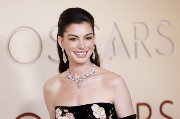 'End of Oak Street' trailer: Anne Hathaway takes on dinosaurs 'End of Oak Street' trailer: Anne Hathaway takes on dinosaurs