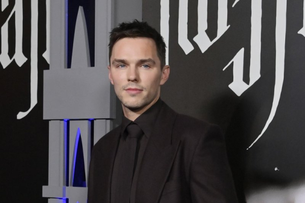 Zoe Kravitz helps hunt Nicholas Hoult in 'How to Rob a Bank' trailer Zoe Kravitz helps hunt Nicholas Hoult in 'How to Rob a Bank' trailer