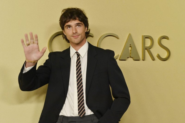 Jacob Elordi comes bearing gifts in apocalyptic 'Dog Stars' trailer Jacob Elordi comes bearing gifts in apocalyptic 'Dog Stars' trailer